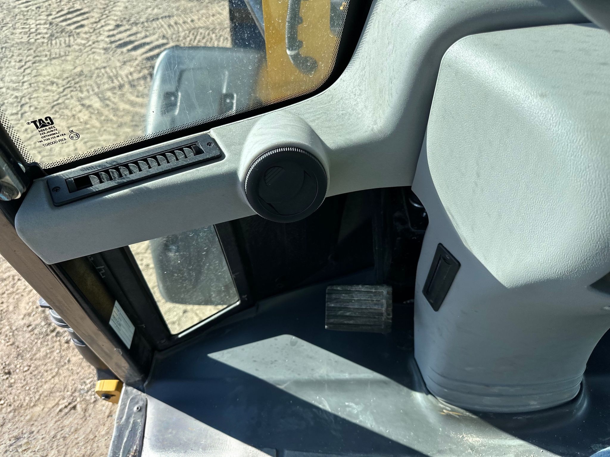 2023 Caterpillar 908M Wheel Loader