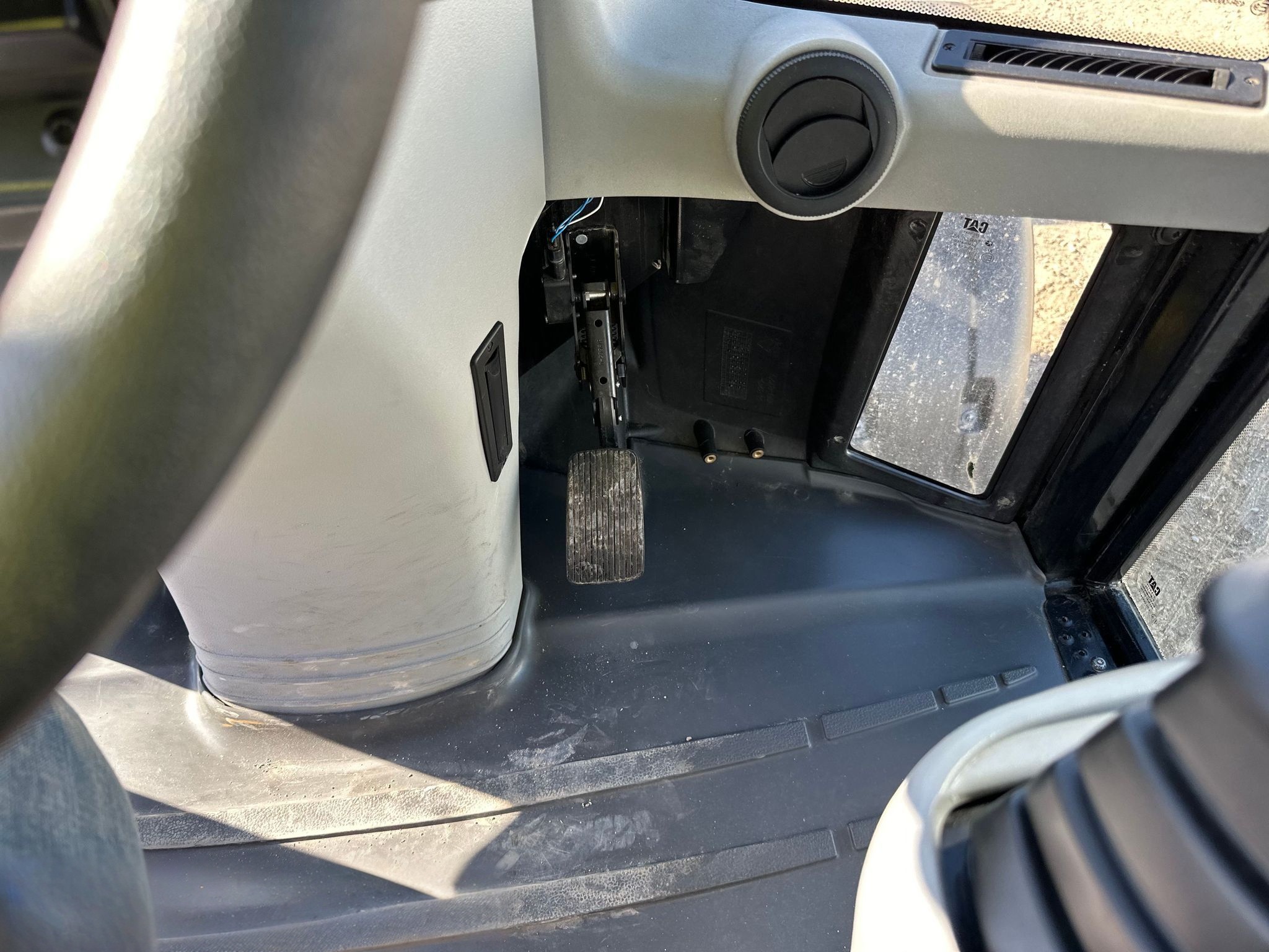 2023 Caterpillar 908M Wheel Loader